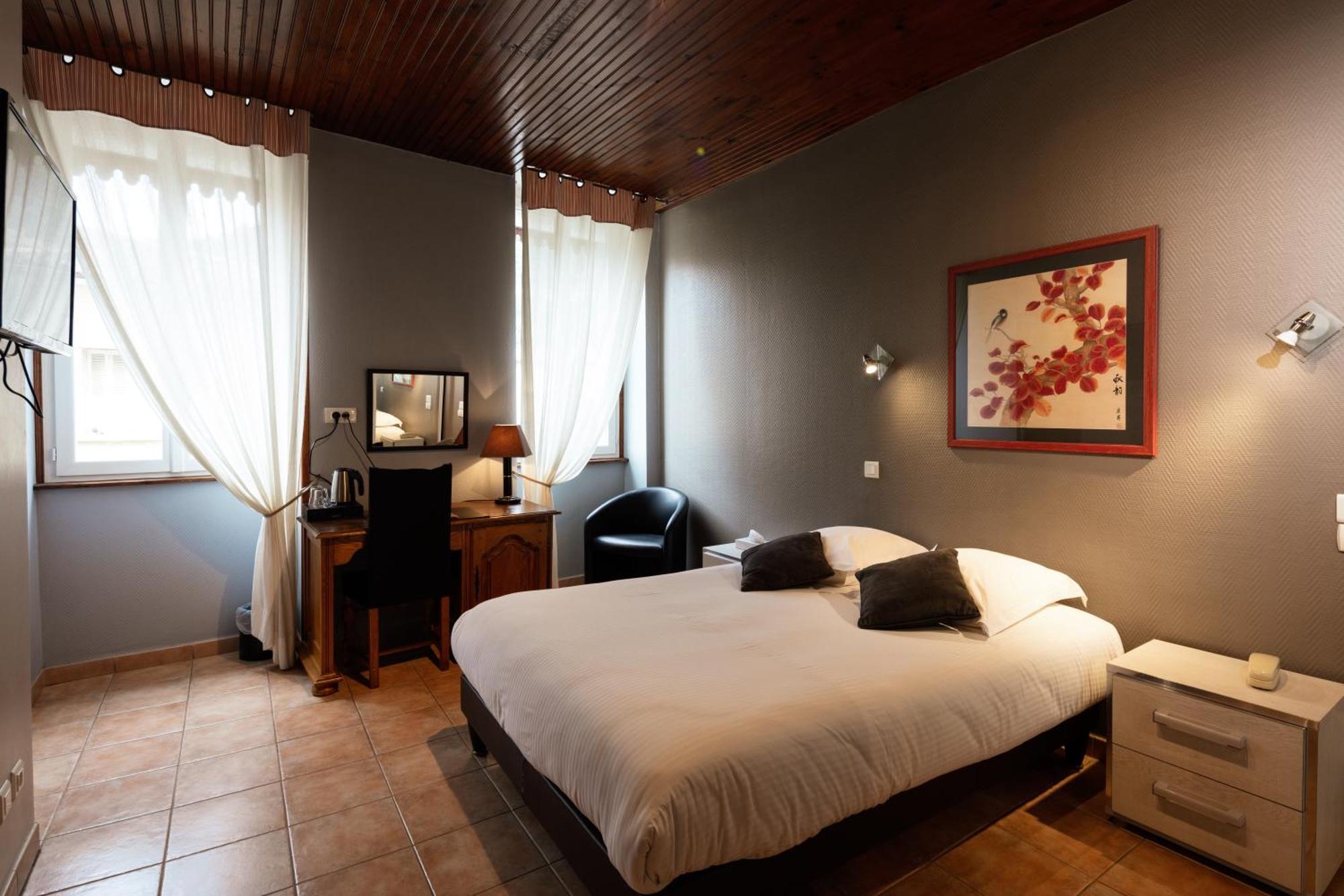 Logis Hotel Restaurant De La Paix Lodeve Exterior photo