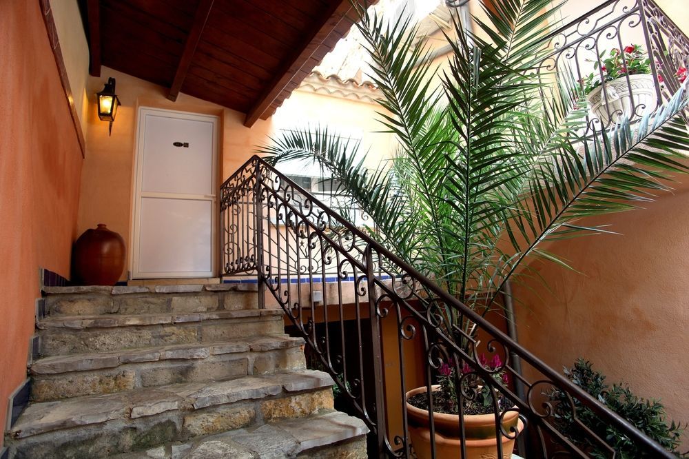 Logis Hotel Restaurant De La Paix Lodeve Exterior photo